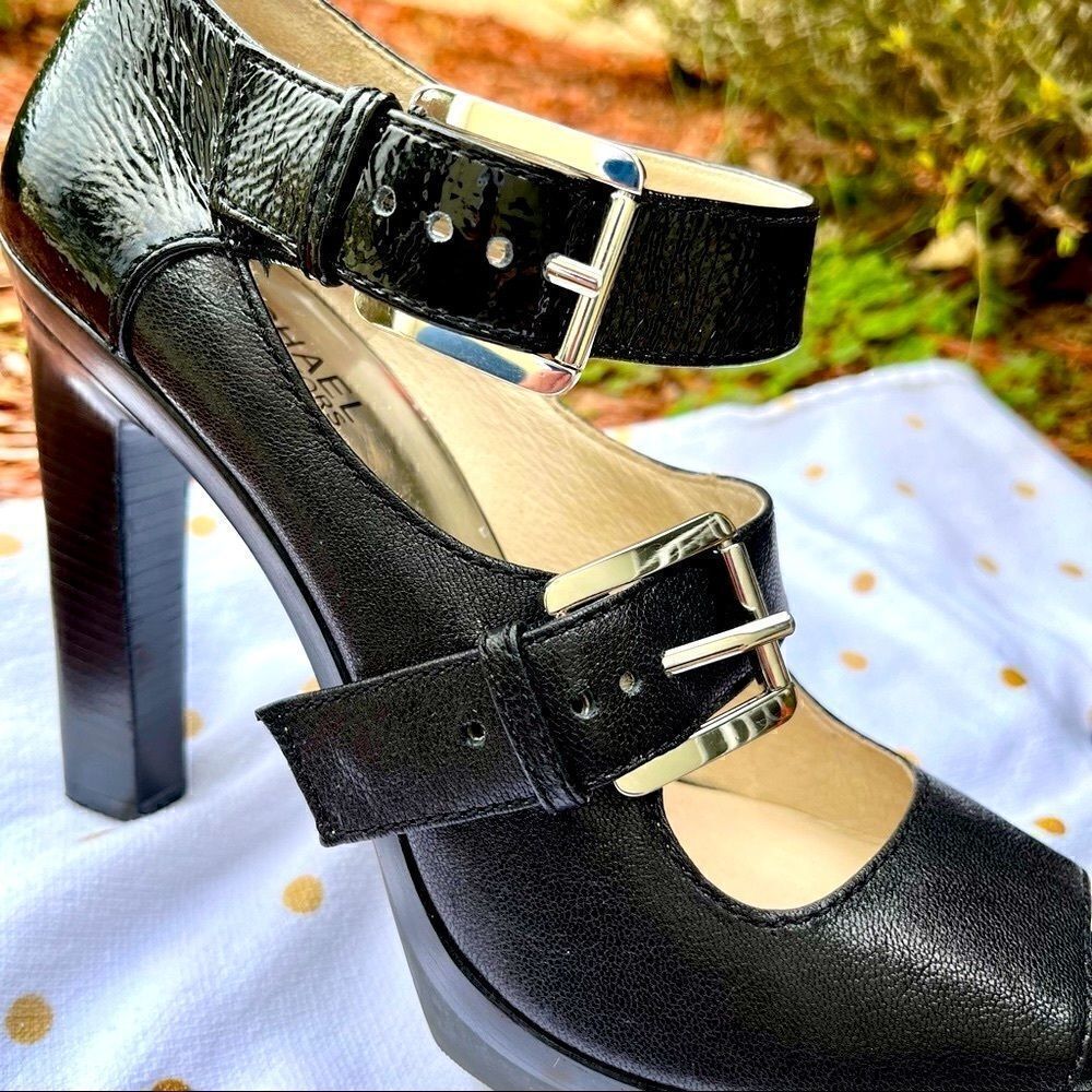 NEW MICHAEL KORS DESERT JETBLACK LEATHER BUCKLE STRAP HEELS 9-1/2M - Picture 2 of 16